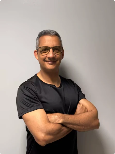 Cristiano Cabral de braços cruzados, a sorrir